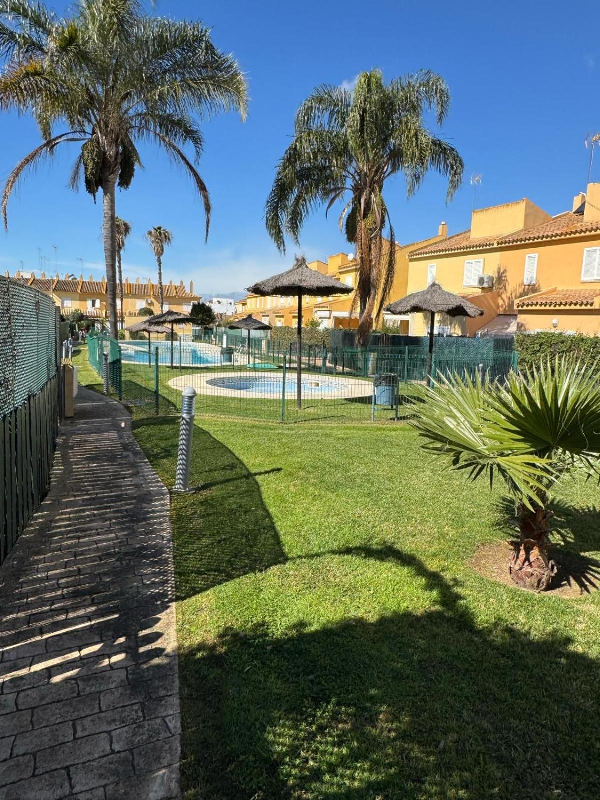 Casa Coqueta Con Jardin *